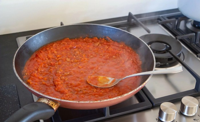 Recipe for homemade pasta sauce with fresh tomatoes